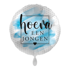 witte achtergrond met een zilveren ballon waar blauwe verfstrepen en stipjes en de tekst hoera een jongen op staat