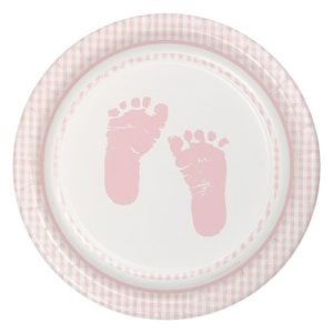 Rond bord met licht roze dessin op de rand en baby voetjes in het midden van het bordje op een witte achtergrond