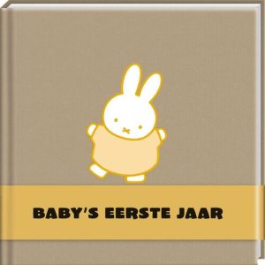 Voorkant van een boek in beige achtergrond met een Nijntje die schuin staat met een een lichtgeel jurkje. Over het boek loopt een band met de tekst baby's eerste jaar