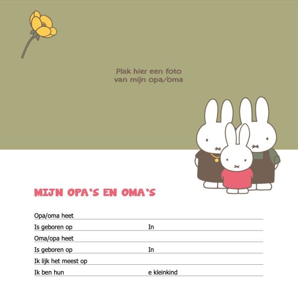 Pagina met bovenste helft in oud groen met een gele bloem in de linkerhoek en rechts op de helft Nijntje met ouders, de onderste helft van de pagina is wit en heeft tekst die regels open heeft om in te vullen