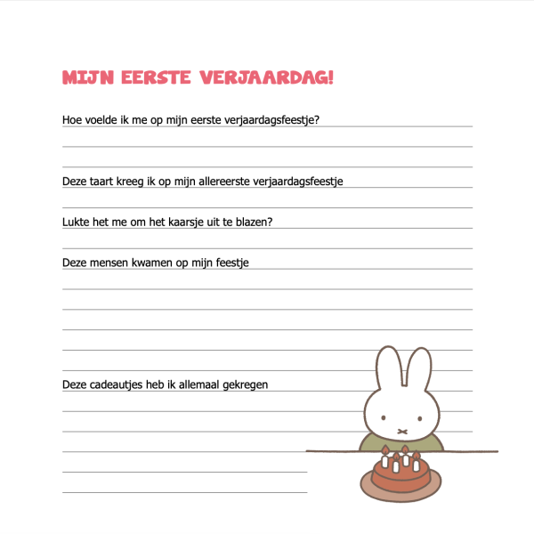 witte pagina met nijntje in de rechteronderhoek met een taartje voor zich en de rest van de pagina is gevuld met tekst en lege ruimtes om in te vullen hoe de eerste verjaardag was
