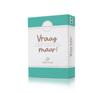 een witte achtergrond met in het midden het doosje met een boven en onderrand in turquoise en een witte middenstrook met de tekst Vraag maar