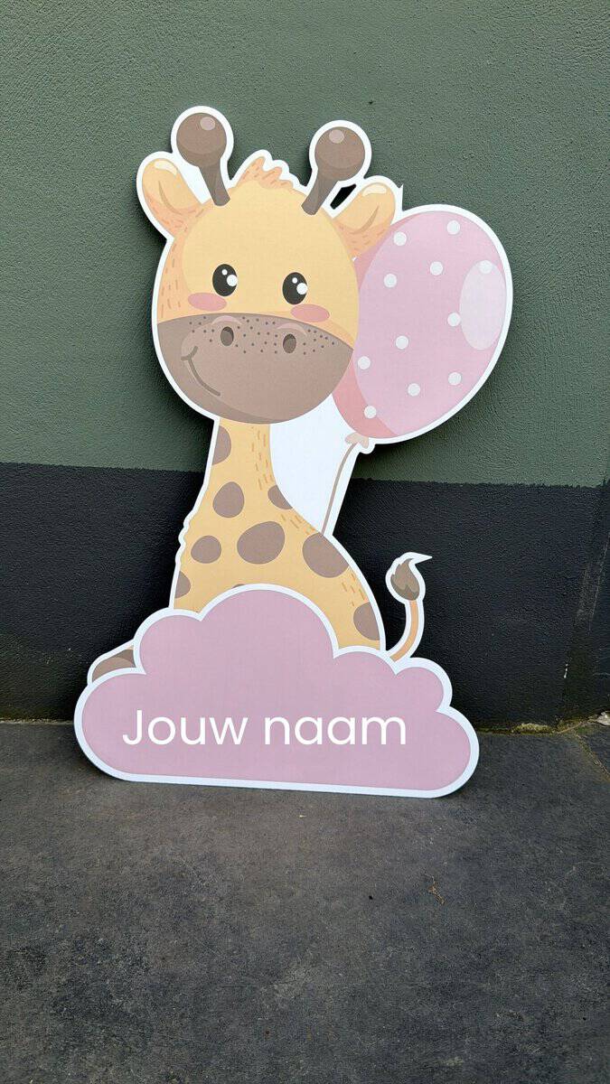 Gepersonaliseerd geboortebord met giraffe, roze ballon en een wolk met de naam van de baby